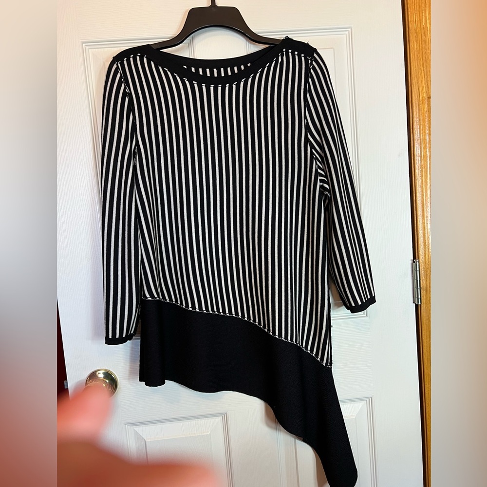 Anne Klein Sweater Black & Ivory Stripe EUC Sz M Crewneck 3/4 Slv Asymmetrical - Picture 4 of 11